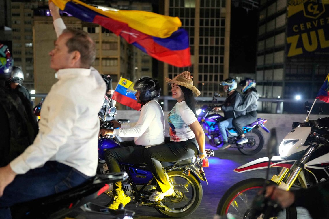 Opposisjonspolitikerne María Oropeza og Juan Pablo Guanipa (t.v.) feirer med en motorsykkelparade gjennom Caracas søndag kveld, etter å ha blitt løslatt fra fengsel. (Foto: Ariana Cubillos/AP) Opposisjonspolitikerne María Oropeza og Juan Pablo Guanipa (t.v.) feirer med en motorsykkelparade gjennom Caracas søndag kveld, etter å ha blitt løslatt fra fengsel. (Foto: Ariana Cubillos/AP)
