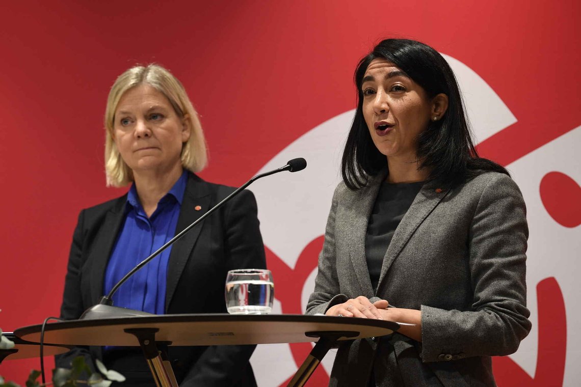 Socialdemokraternas partileder Magdalena Andersson presenterer sammen med Lawen Redar, medlem av programkommisjonen, et forslag til nytt partiprogram i Stockholm den 18. november 2024. Foto: Jakob Åkersten Brodén / TT / NTB. Socialdemokraternas partileder Magdalena Andersson presenterer sammen med Lawen Redar, medlem av programkommisjonen, et forslag til nytt partiprogram i Stockholm den 18. november 2024. Foto: Jakob Åkersten Brodén / TT / NTB.