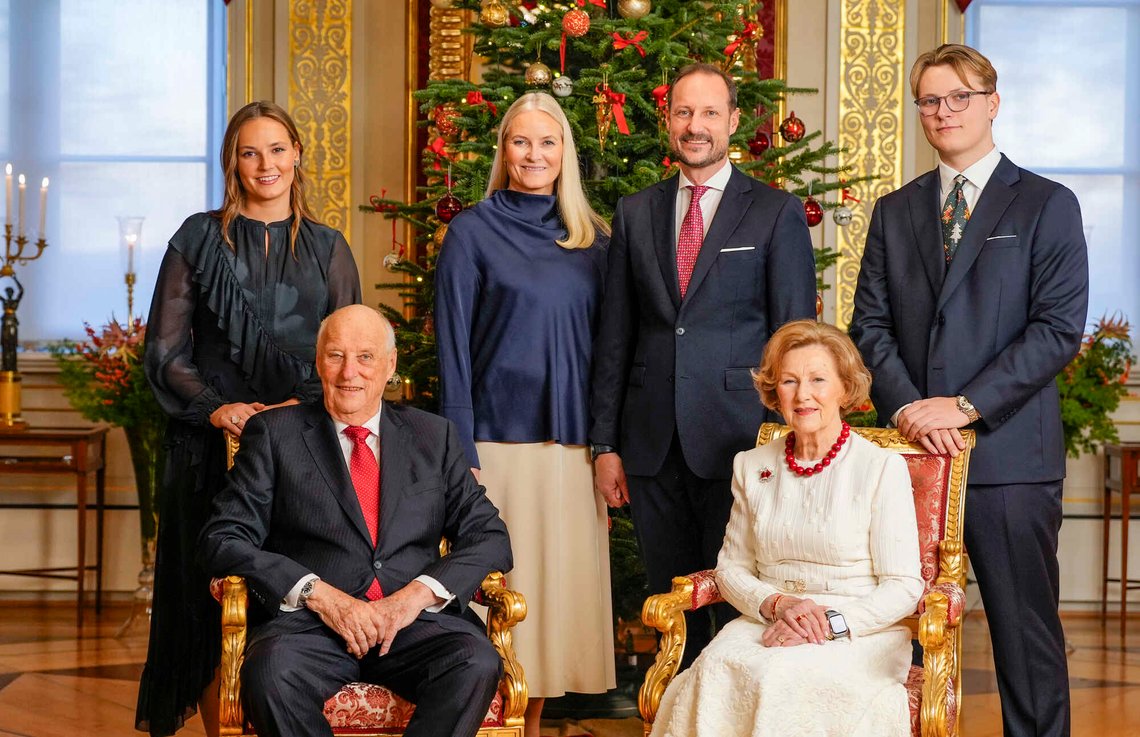 Oslo 20251219.
Kong Harald, dronning Sonja, kronprins Haakon, kronprinsesse Mette-Marit, prinsesse Ingrid Alexandra og prins Sverre Magnus under julefotograferingen i den røde salong på Slottet i Oslo fredag.
Foto: Lise Åserud / NTB Oslo 20251219.
Kong Harald, dronning Sonja, kronprins Haakon, kronprinsesse Mette-Marit, prinsesse Ingrid Alexandra og prins Sverre Magnus under julefotograferingen i den røde salong på Slottet i Oslo fredag.
Foto: Lise Åserud / NTB