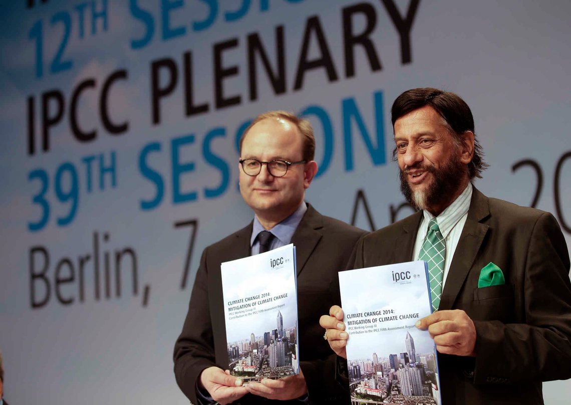 Ottmar Edenhofer, medformann i IPCCs arbeidsgruppe III, og Rejendra K. Pachauri, leder av IPCC, fra venstre, poserer før en pressekonferanse i forbindelse med et møte i FNs klimapanel (IPCC) i Berlin, Tyskland, 13. april 2014. Panelet møttes fra 7. april 2014 til 12. april 2014 i den tyske hovedstaden. Foto: Michael Sohn, AP-NTB. Ottmar Edenhofer, medformann i IPCCs arbeidsgruppe III, og Rejendra K. Pachauri, leder av IPCC, fra venstre, poserer før en pressekonferanse i forbindelse med et møte i FNs klimapanel (IPCC) i Berlin, Tyskland, 13. april 2014. Panelet møttes fra 7. april 2014 til 12. april 2014 i den tyske hovedstaden. Foto: Michael Sohn, AP-NTB.