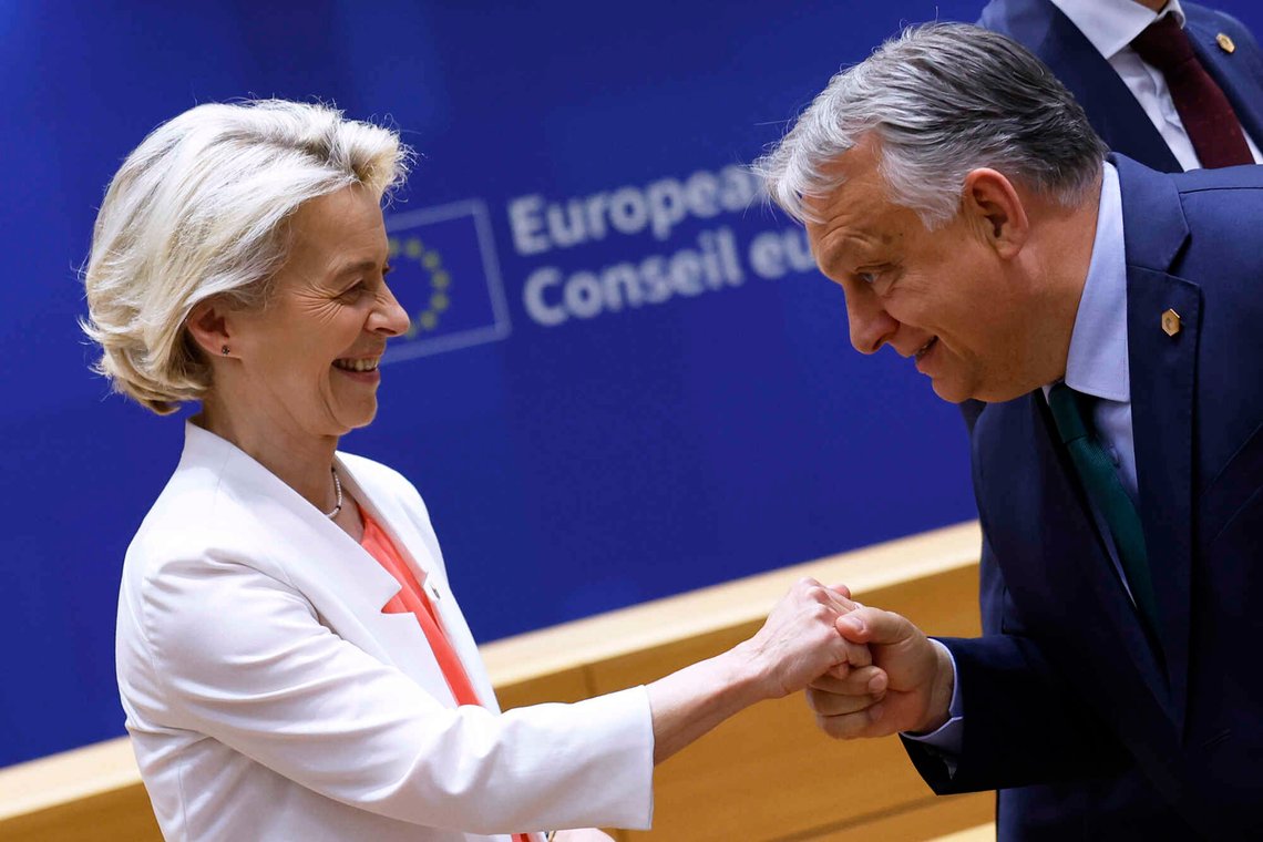 EU-kommisjonens president Ursula von der Leyen og Ungarns statsminister Viktor Orbán later som de synes det er hyggelig å møtes. Men dét er et rent spill for galleriet. Foto: AP /Geert Vanden Wijngaert/ NTB EU-kommisjonens president Ursula von der Leyen og Ungarns statsminister Viktor Orbán later som de synes det er hyggelig å møtes. Men dét er et rent spill for galleriet. Foto: AP /Geert Vanden Wijngaert/ NTB