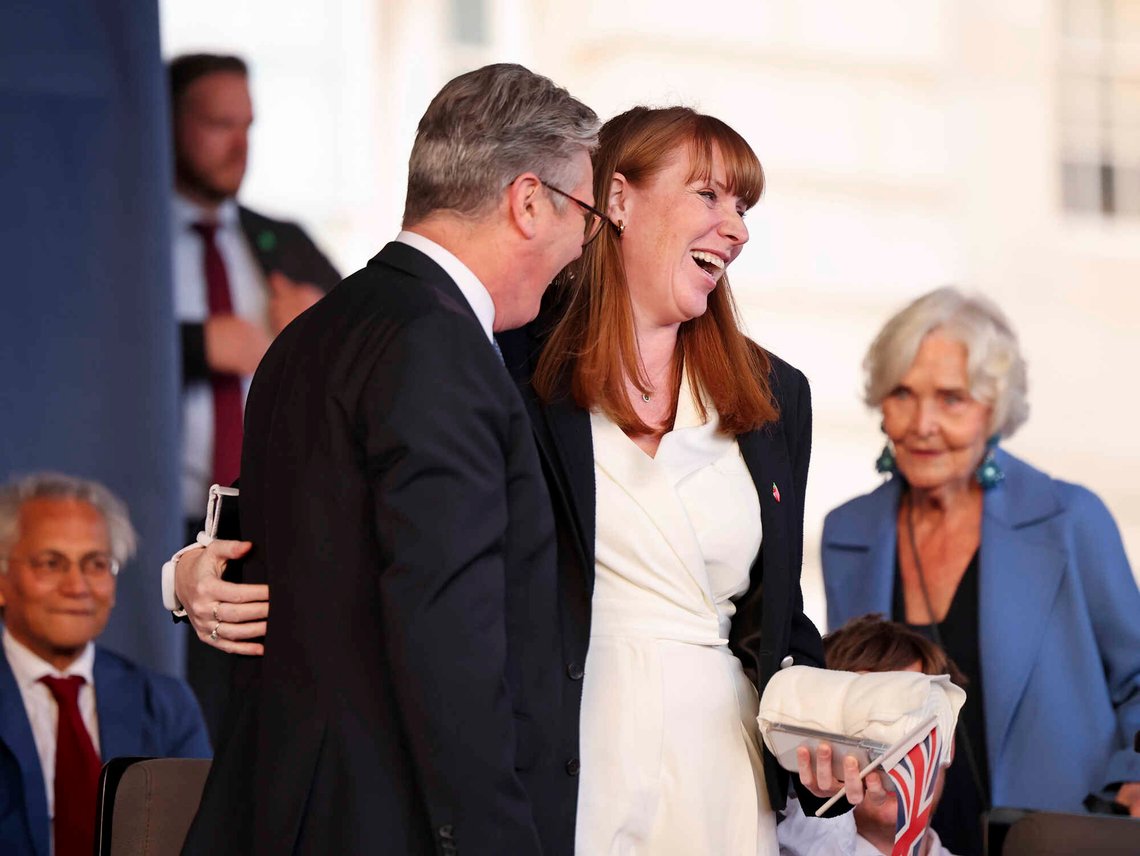 Keir Starmer med sin tidligere visestatsminister Angela Rayner i en hyggeligere setting. Foto: Chris Jackson /Pool via AP/ NTB Keir Starmer med sin tidligere visestatsminister Angela Rayner i en hyggeligere setting. Foto: Chris Jackson /Pool via AP/ NTB