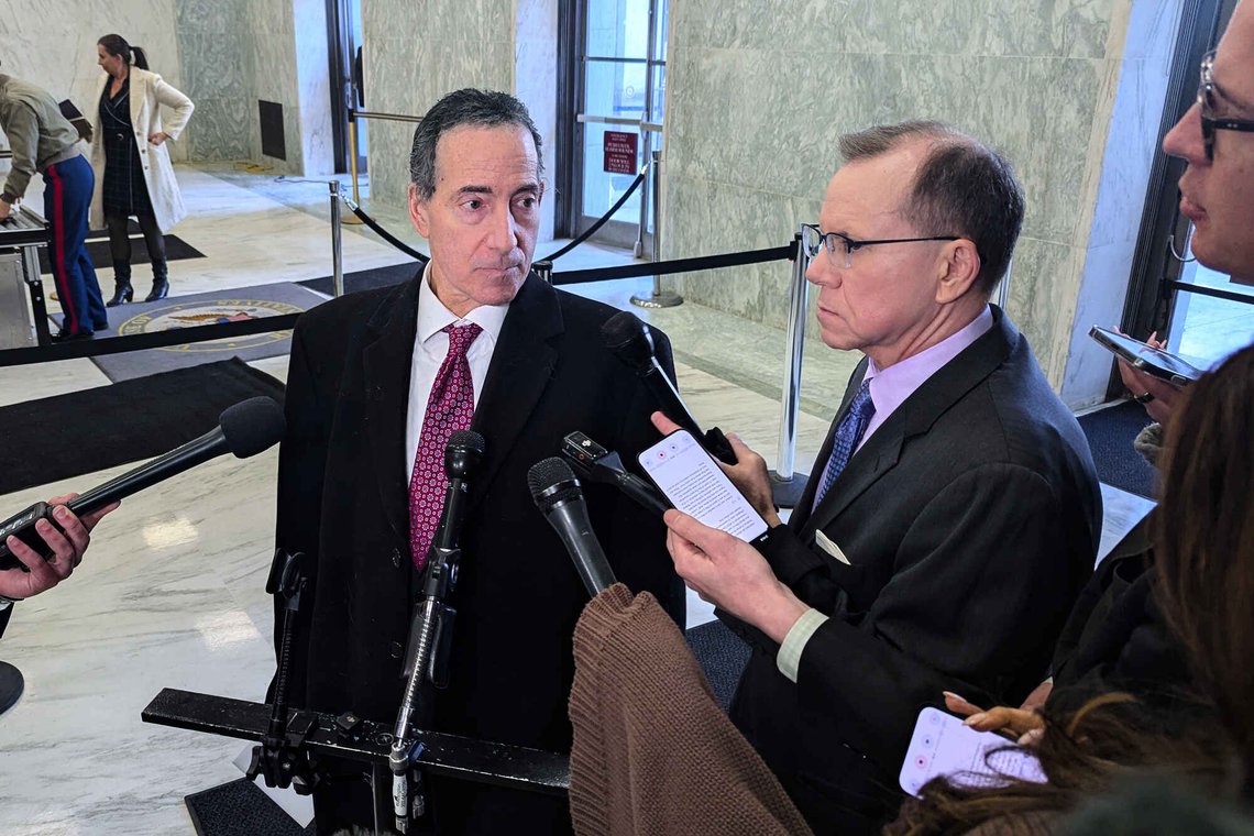 Den demokratiske kongressrepresentanten Jaime Raskin uttalte seg til journalister etter å ha fått sett på usladdede Epstein-dokumenter mandag. Foto: Nathan Ellgren / AP / NTB Den demokratiske kongressrepresentanten Jaime Raskin uttalte seg til journalister etter å ha fått sett på usladdede Epstein-dokumenter mandag. Foto: Nathan Ellgren / AP / NTB