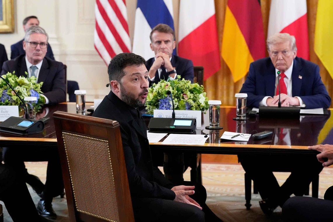 Ukrainas president Volodymyr Zelenskyj, Storbritannias statsminister Keir Starmer, Frankrikes president Emmanuel Macron og president Donald Trump under et møte i East Room i Det hvite hus i august 2025. Foto: AP /Alex Brandon/ NTB Ukrainas president Volodymyr Zelenskyj, Storbritannias statsminister Keir Starmer, Frankrikes president Emmanuel Macron og president Donald Trump under et møte i East Room i Det hvite hus i august 2025. Foto: AP /Alex Brandon/ NTB