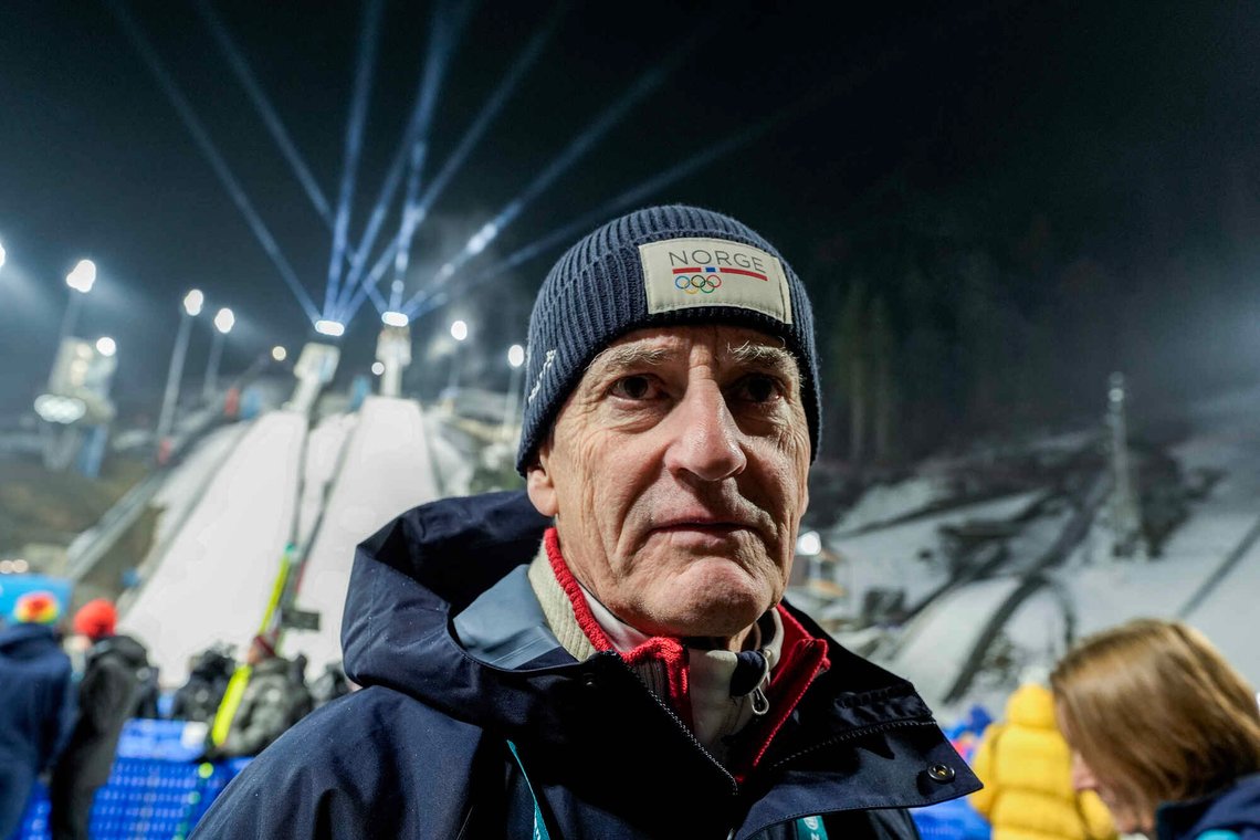 Statsminister Jonas Gahr Støre koser seg for tiden med OL, og her er han tilstede under under hopp stor bakke for menn i Predazzo Ski Jumping Staudium.
Foto: Terje Pedersen / NTB Statsminister Jonas Gahr Støre koser seg for tiden med OL, og her er han tilstede under under hopp stor bakke for menn i Predazzo Ski Jumping Staudium.
Foto: Terje Pedersen / NTB
