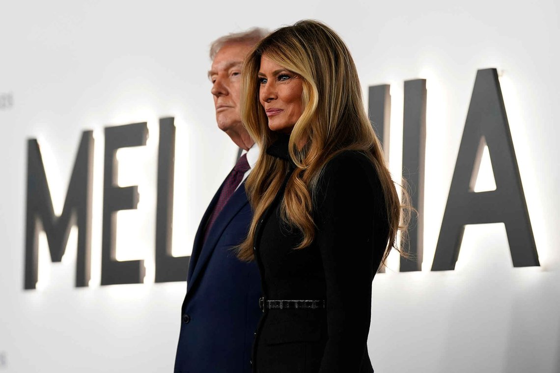 President Donald Trump og førstedamen Melania Trump ankommer Kennedy-senteret for premieren på filmen om henne. Foto: Jose Luis Magana / AP / NTB President Donald Trump og førstedamen Melania Trump ankommer Kennedy-senteret for premieren på filmen om henne. Foto: Jose Luis Magana / AP / NTB