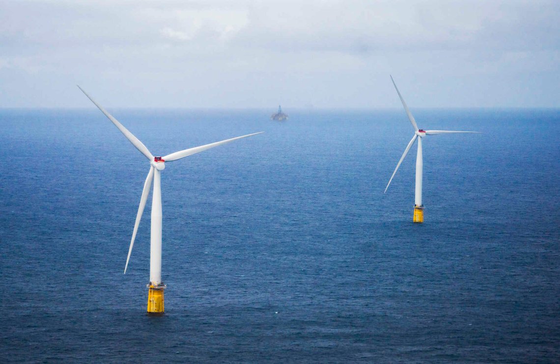 Hywind Tampen er Norges første flytende havvindsatsing, og åpnet i august 2023. Anlegget skulle i teorien levere strøm til oljefeltene Gullfaks og Snorre, når det blåser sånn akkurat passe. Foto: Ole Berg-Rusten / NTB Hywind Tampen er Norges første flytende havvindsatsing, og åpnet i august 2023. Anlegget skulle i teorien levere strøm til oljefeltene Gullfaks og Snorre, når det blåser sånn akkurat passe. Foto: Ole Berg-Rusten / NTB
