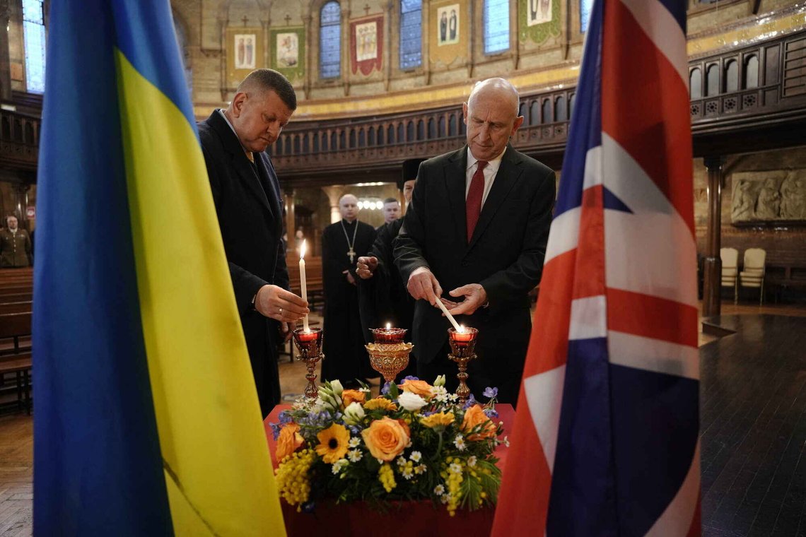 Forsvarsminister John Healey og Ukrainas ambassadør til Storbritannia, general Valerii Zaluzhnyi, tenner lys under et besøk i den romersk-katolske menigheten ved den ukrainske katedralen i London, på dagen fire år etter at Ukraina ble invadert av Russland. Foto: Jeff Moore/PA via AP/ NTB Forsvarsminister John Healey og Ukrainas ambassadør til Storbritannia, general Valerii Zaluzhnyi, tenner lys under et besøk i den romersk-katolske menigheten ved den ukrainske katedralen i London, på dagen fire år etter at Ukraina ble invadert av Russland. Foto: Jeff Moore/PA via AP/ NTB