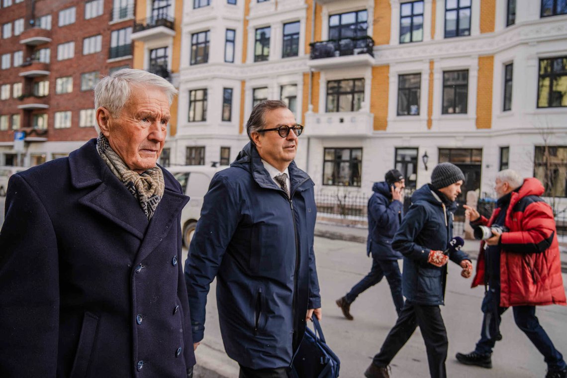 Oslo 20260212.
Thorbjørn Jagland sammen sin advokat Anders Brosveet forlater boligen på Frogner mens Økokrim ransaker den.
Foto: Stian Lysberg Solum / NTB Oslo 20260212.
Thorbjørn Jagland sammen sin advokat Anders Brosveet forlater boligen på Frogner mens Økokrim ransaker den.
Foto: Stian Lysberg Solum / NTB