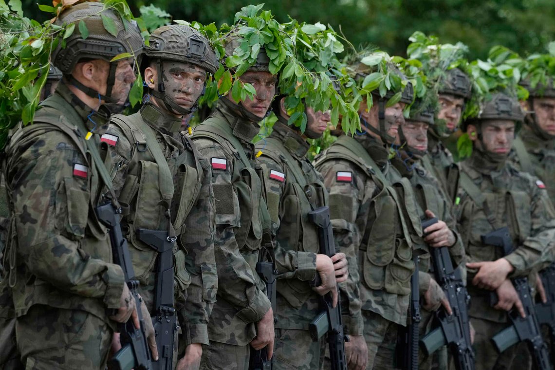 Polen oppretter en ny reservestyrke som skal kunne mobiliseres på kort varsel. Dette bildet er tatt sommeren 2024, da hæren inviterte frivillige til et treningsprogram med tittelen «ferie med hæren», som inkluderte kamp- og våpentrening. Arkivfoto: Czarek Sokolowski / AP / NTB Polen oppretter en ny reservestyrke som skal kunne mobiliseres på kort varsel. Dette bildet er tatt sommeren 2024, da hæren inviterte frivillige til et treningsprogram med tittelen «ferie med hæren», som inkluderte kamp- og våpentrening. Arkivfoto: Czarek Sokolowski / AP / NTB