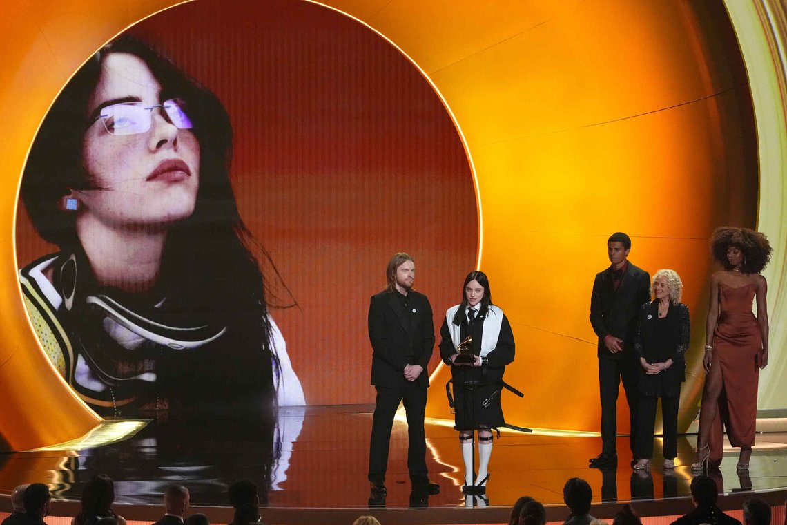 Billie Eilish mottok prisen for Årets låt under Grammy-utdelingen. Foto: Chris Pizzello / AP / NTB Billie Eilish mottok prisen for Årets låt under Grammy-utdelingen. Foto: Chris Pizzello / AP / NTB