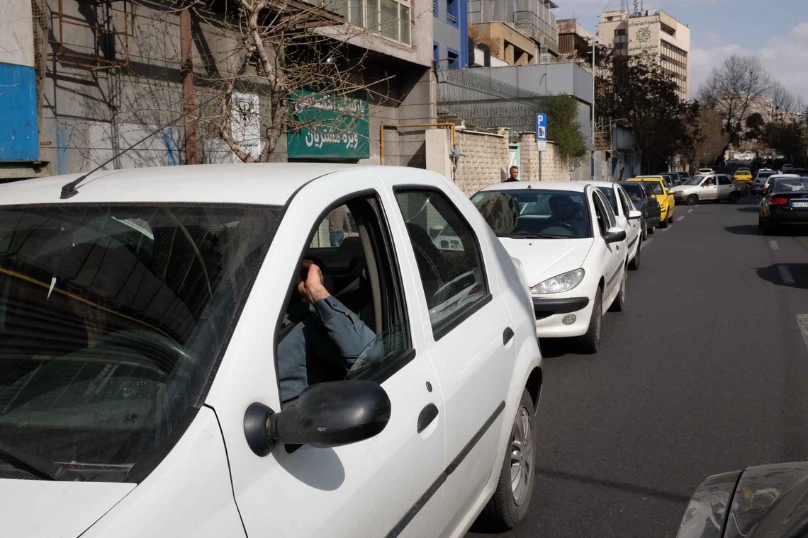 Iranske bilister står i kø for å kjøpe bensin og komme seg ut av Teheran etter angrepene av amerikanske og israelske luftstyrker. Foto: Vahid Salemi / AP / NTB Iranske bilister står i kø for å kjøpe bensin og komme seg ut av Teheran etter angrepene av amerikanske og israelske luftstyrker. Foto: Vahid Salemi / AP / NTB