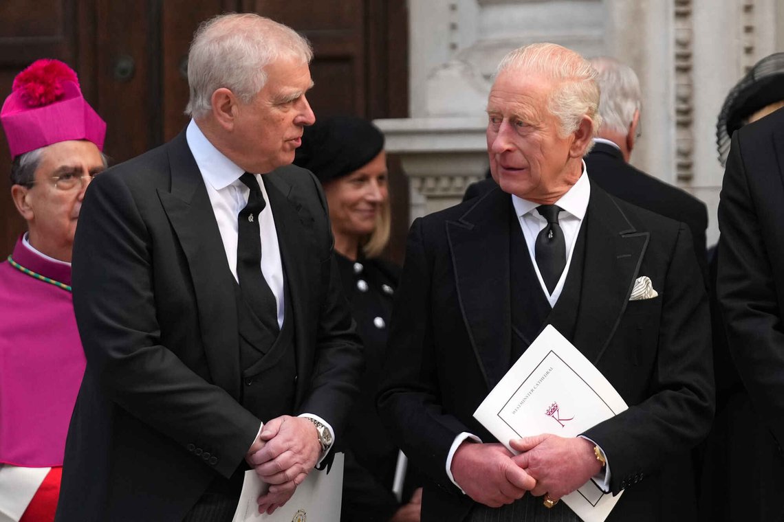 Kong Charles sier seg villig til å bistå politiet om det åpnes etterforskning av hans bror Andrew Mountbatten-Windsor. Foto: AP/Joanna Chan/NTB Kong Charles sier seg villig til å bistå politiet om det åpnes etterforskning av hans bror Andrew Mountbatten-Windsor. Foto: AP/Joanna Chan/NTB