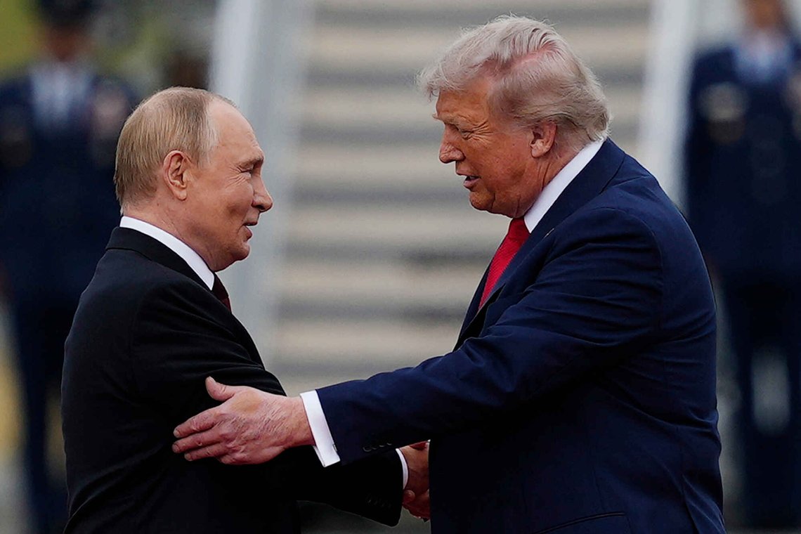 President Donald Trump tar imot Vladimir Putin på Elmendorf-Richardson-basen i Alaska i august 2025. (Foto: Julia Demaree Nikhinson/AP Photo) President Donald Trump tar imot Vladimir Putin på Elmendorf-Richardson-basen i Alaska i august 2025. (Foto: Julia Demaree Nikhinson/AP Photo)