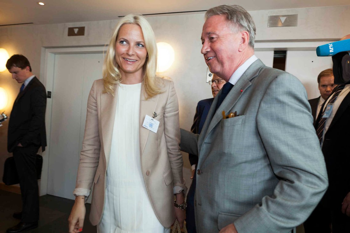 New York, United States 20110607.
Kronprinsesse Mette-Marit er på UNAIDS konferanse i International Peace Institue Policy Forum. Her sammen med Terje Rød-Larsen .
Foto: Johannes Worsøe Berg / Scanpix New York, United States 20110607.
Kronprinsesse Mette-Marit er på UNAIDS konferanse i International Peace Institue Policy Forum. Her sammen med Terje Rød-Larsen .
Foto: Johannes Worsøe Berg / Scanpix