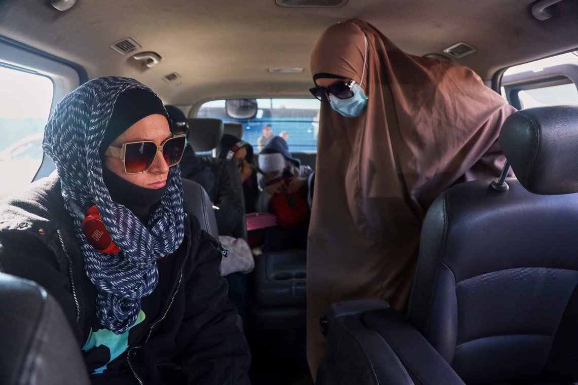 Familiemedlemmer av mistenkte IS-krigere går om bord i en varebil ved Roj-leiren øst i Syria mandag 16. februar 2026. De 34 australske statsborgerne var på vei til flyplassen i Damaskus for repatriering, men ble sendt tilbake til internering etter at operasjonen ble avbrutt av tekniske årsaker. Foto: AP / Baderkhan Ahmad/NTB Familiemedlemmer av mistenkte IS-krigere går om bord i en varebil ved Roj-leiren øst i Syria mandag 16. februar 2026. De 34 australske statsborgerne var på vei til flyplassen i Damaskus for repatriering, men ble sendt tilbake til internering etter at operasjonen ble avbrutt av tekniske årsaker. Foto: AP / Baderkhan Ahmad/NTB