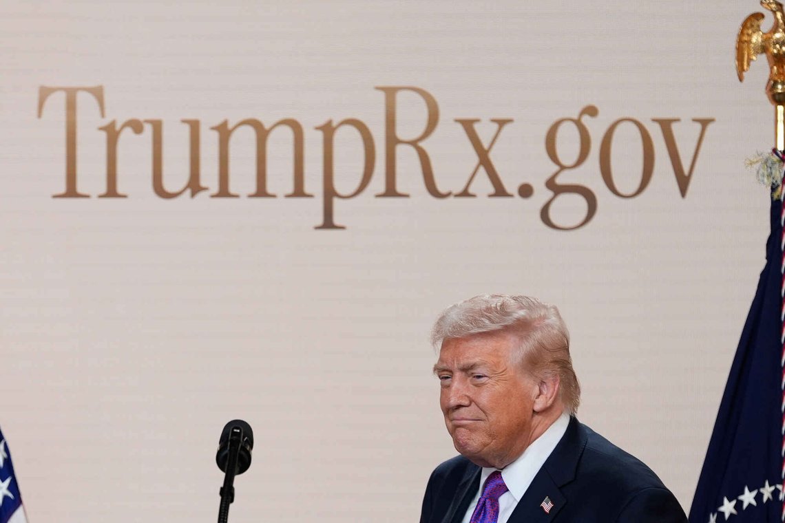 President Donald Trump lanserte nettstedet «TrumpRx» som viser hvor mye lavere medisinpriser forbrukerne kan oppnå med «Trump-rabatt», uten å bruke forsikringen. (Foto: Alex Brandon/AP Photo) President Donald Trump lanserte nettstedet «TrumpRx» som viser hvor mye lavere medisinpriser forbrukerne kan oppnå med «Trump-rabatt», uten å bruke forsikringen. (Foto: Alex Brandon/AP Photo)
