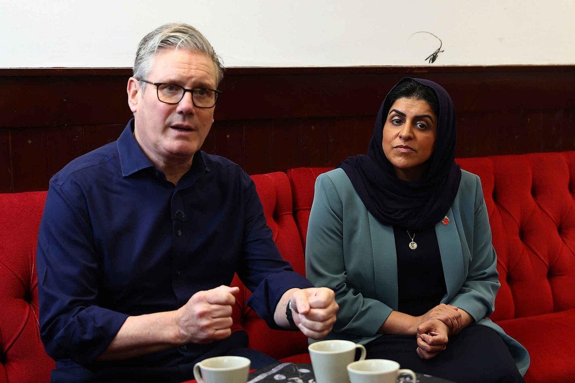 Storbritannias statsminister Keir Starmer, til venstre, og innenriksminister Shabana Mahmood besøker Peacehaven-moskeen i Peacehaven, England, 23. oktober 2025. Foto: Peter Nicholls, AP-NTB. Storbritannias statsminister Keir Starmer, til venstre, og innenriksminister Shabana Mahmood besøker Peacehaven-moskeen i Peacehaven, England, 23. oktober 2025. Foto: Peter Nicholls, AP-NTB.