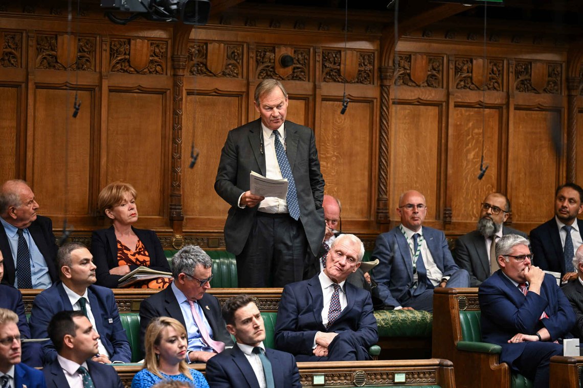 Rupert Lowe, som er leder for nystartede Restore Britain, snakker i Underhuset i mai 2025. Foto: House of Commons/ Wikimedia Rupert Lowe, som er leder for nystartede Restore Britain, snakker i Underhuset i mai 2025. Foto: House of Commons/ Wikimedia