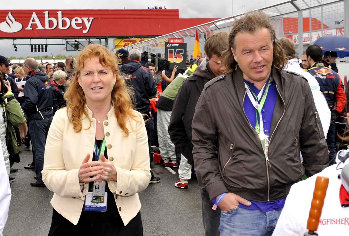 Den daværende hertuginnen av York, Sarah Ferguson og Geir Ståle Frantzen på British Grand Prix i Silverstone, England, 6. juli 2008. «Fergie» og Frantzen-brødrene var også på Formel 1-finalen i São Paulo året før. (Foto: Shutterstock) Den daværende hertuginnen av York, Sarah Ferguson og Geir Ståle Frantzen på British Grand Prix i Silverstone, England, 6. juli 2008. «Fergie» og Frantzen-brødrene var også på Formel 1-finalen i São Paulo året før. (Foto: Shutterstock)