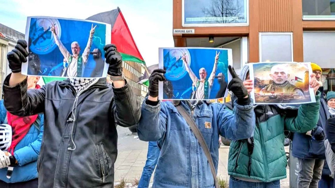Palestinakomiteen Trøndelag hyllet Hamas-terroristen Yahya Sinwar i Trondheim sentrum lørdag 31. januar 2026. Foto: Facebook. Palestinakomiteen Trøndelag hyllet Hamas-terroristen Yahya Sinwar i Trondheim sentrum lørdag 31. januar 2026. Foto: Facebook.