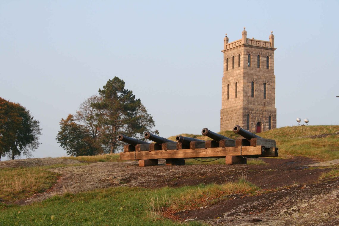 Parti av platået på Slottfjellet med Slottsfjellstårnet og saluttkanoner. Foto: Wikimedia Commons. Parti av platået på Slottfjellet med Slottsfjellstårnet og saluttkanoner. Foto: Wikimedia Commons.
