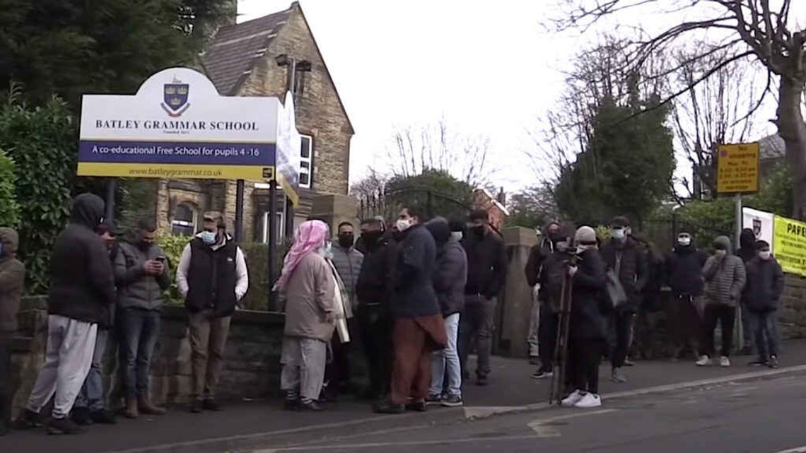 Demonstranter protesterer utenfor Batley Grammar School den 26. mars 2021. Stillbilde: The Telegraph / YouTube. Demonstranter protesterer utenfor Batley Grammar School den 26. mars 2021. Stillbilde: The Telegraph / YouTube.