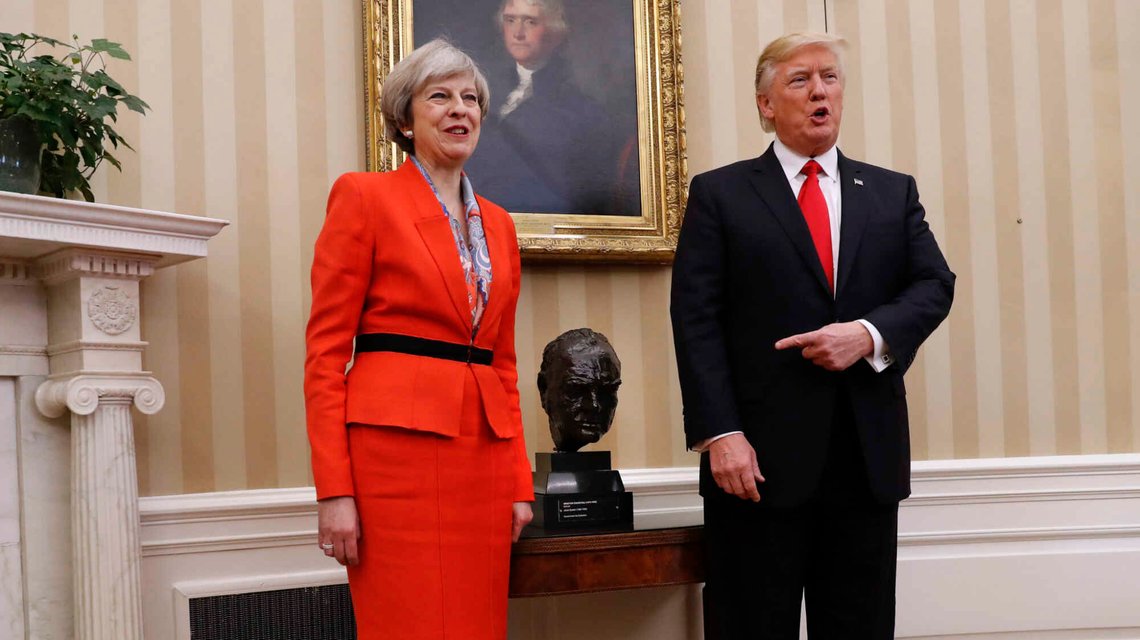USAs president Donald Trump peker stolt på bysten av Winston Churchill i Det ovale kontor med Storbritannias statsminister Theresa May på besøk den 27. januar 2017. Foto: Pablo Martinez Monsivais / AP / NTB. USAs president Donald Trump peker stolt på bysten av Winston Churchill i Det ovale kontor med Storbritannias statsminister Theresa May på besøk den 27. januar 2017. Foto: Pablo Martinez Monsivais / AP / NTB.