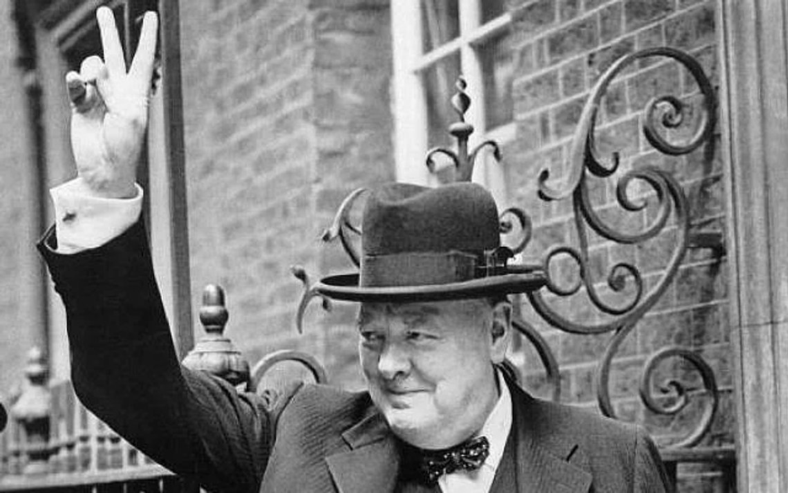 Winston Churchill i velkjent positur. Foto: Imperial War Museums /public domain Winston Churchill i velkjent positur. Foto: Imperial War Museums /public domain