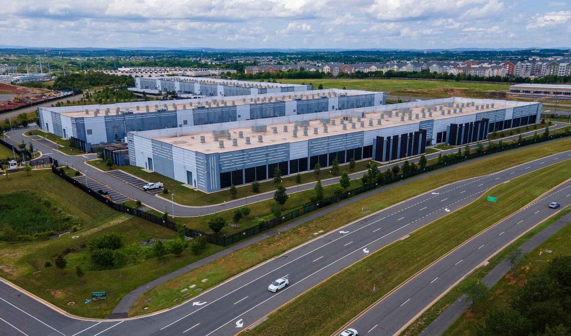 Utsikt til et datasenter med servere og annen hardware som betjener moderne internettbruk langs en vei i Ashburn i Virginia den 16. juli 2023. Foto: Ted Shaffrey / AP / NTB. Utsikt til et datasenter med servere og annen hardware som betjener moderne internettbruk langs en vei i Ashburn i Virginia den 16. juli 2023. Foto: Ted Shaffrey / AP / NTB.