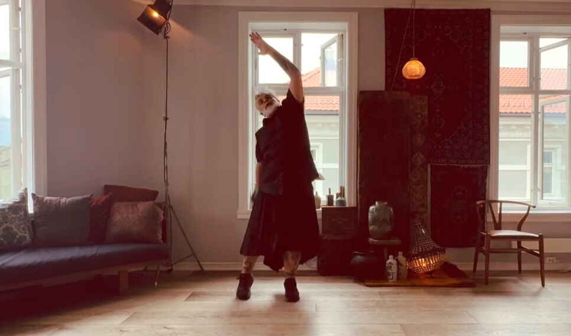Stillbilde fra dansevideo med og av Hooman Sharifi. Fra Facebook. Stillbilde fra dansevideo med og av Hooman Sharifi. Fra Facebook.
