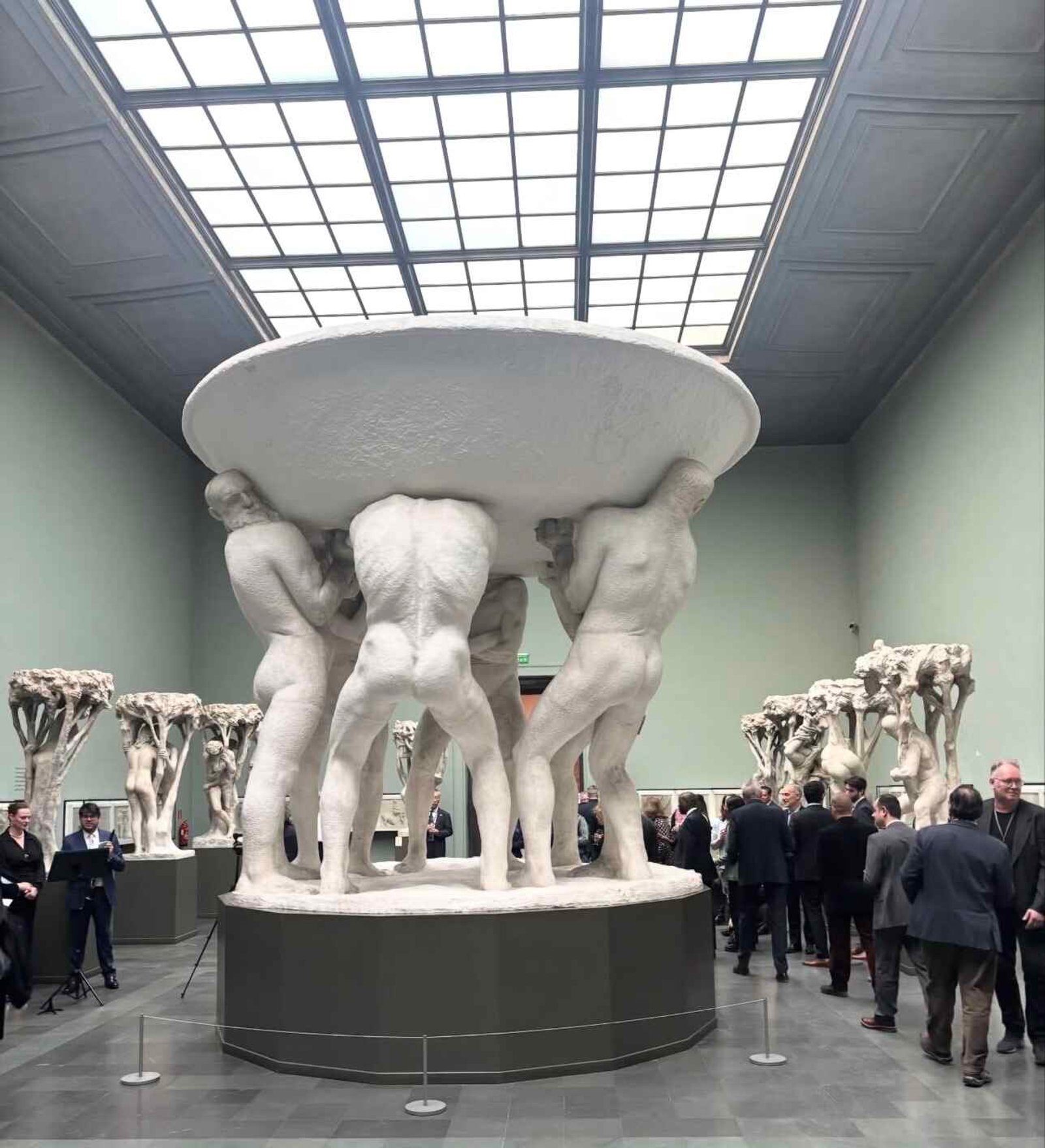 Feiringen av den greske nasjonaldagen fant sted i storslåtte omgivelser ved Vigelandmuseet i Oslo, preget av høytid og varme.