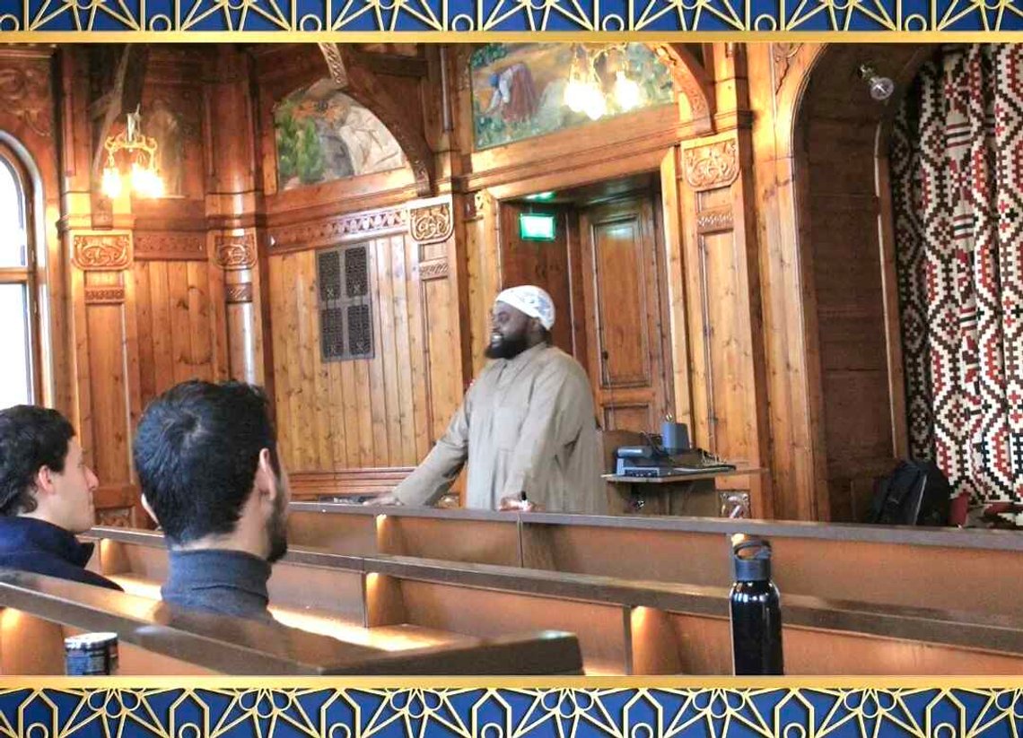 Imam Al-Burundy fra Islam Net, og tidligere kollega av Zeshan Ullah Qureshi ved MF, holdt foredrag i festsalen i Urbygningen ved NMBU 5. desember 2024. Den tidligere Landbrukshøyskolen har historie tilbake til 1859, og bygget regnes som et hovedverk i norsk nasjonsbyggende arkitektur. Foto: Instagram. Imam Al-Burundy fra Islam Net, og tidligere kollega av Zeshan Ullah Qureshi ved MF, holdt foredrag i festsalen i Urbygningen ved NMBU 5. desember 2024. Den tidligere Landbrukshøyskolen har historie tilbake til 1859, og bygget regnes som et hovedverk i norsk nasjonsbyggende arkitektur. Foto: Instagram.