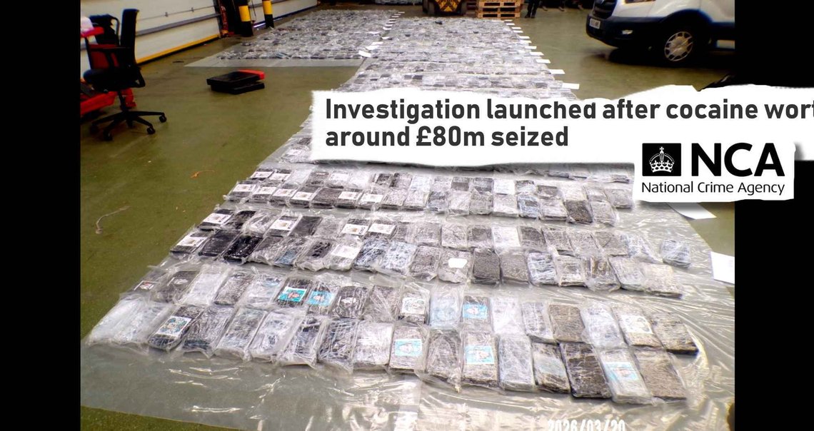 De vakuumpakkede kokainblokkene lå i bager i en skipscontainer, under et dekke av keramikk og kjøkkenutstyr som skulle sendes til Norge. (Foto: National Crime Agency, UK) De vakuumpakkede kokainblokkene lå i bager i en skipscontainer, under et dekke av keramikk og kjøkkenutstyr som skulle sendes til Norge. (Foto: National Crime Agency, UK)