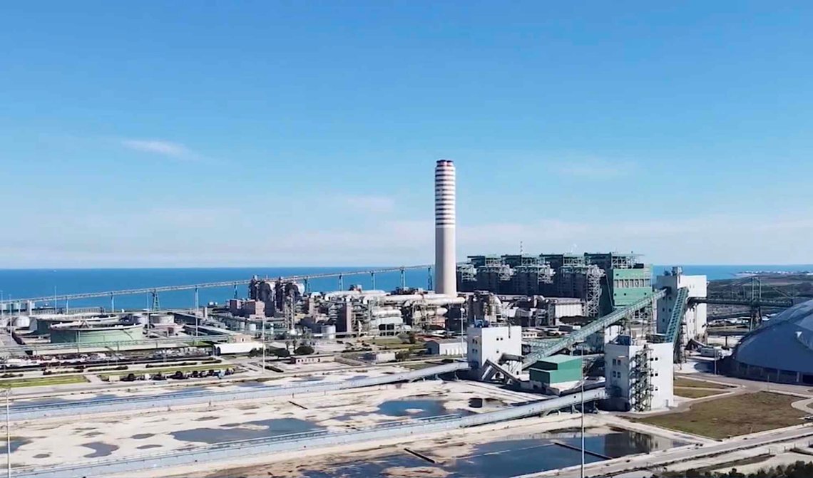 Utsikt til kullkraftverket i Brindisi sørøst i Italia. Adriaterhavet i bakgrunnen. Stillbilde: TeleRamaNews / YouTube. Utsikt til kullkraftverket i Brindisi sørøst i Italia. Adriaterhavet i bakgrunnen. Stillbilde: TeleRamaNews / YouTube.