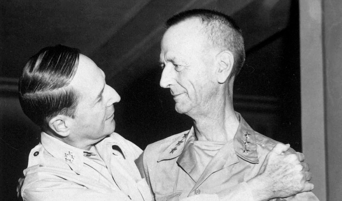 Den amerikanske general Douglas MacArthur (t.v.) mønstrer en militær hentesveis idet han hilser på generalløytnant Jonathan Wainwrigh i Yokohama den 31. august 1945. Foto: US Army via Wikimedia Commons. Den amerikanske general Douglas MacArthur (t.v.) mønstrer en militær hentesveis idet han hilser på generalløytnant Jonathan Wainwrigh i Yokohama den 31. august 1945. Foto: US Army via Wikimedia Commons.
