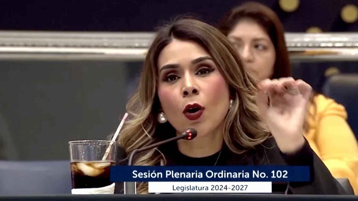 – Vi vil ikke ha en eneste voldtektsmann som får se dagens lys igjen, krevde Marcela Villatoro fra den republikanske høyrealliansen under den endelige behandlingen av grunnlovsreformen i El Salvador. (Skjermdump fra regjeringens opptak via El País) Marcela Villatoro