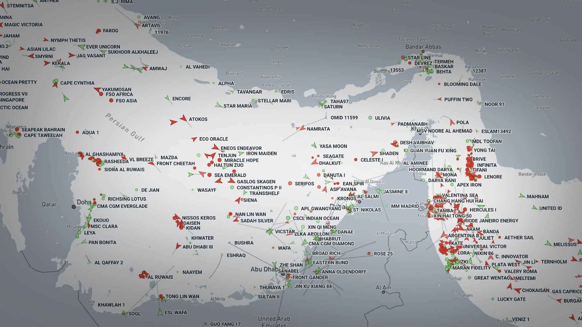 Det er natt til tirsdag 3. mars en opphopning av oljetankere (røde symboler) og lasteskip (grønne) som venter ved innseilingen til Persiabukten ved Hormuzstredet, utenfor kysten av Emiratene og Oman. (Kart: marinetraffic.com) Det er natt til tirsdag 3. mars en opphopning av oljetankere (røde symboler) og lasteskip (grønne) som venter ved innseilingen til Persiabukten ved Hormuzstredet, utenfor kysten av Emiratene og Oman. (Kart: marinetraffic.com)