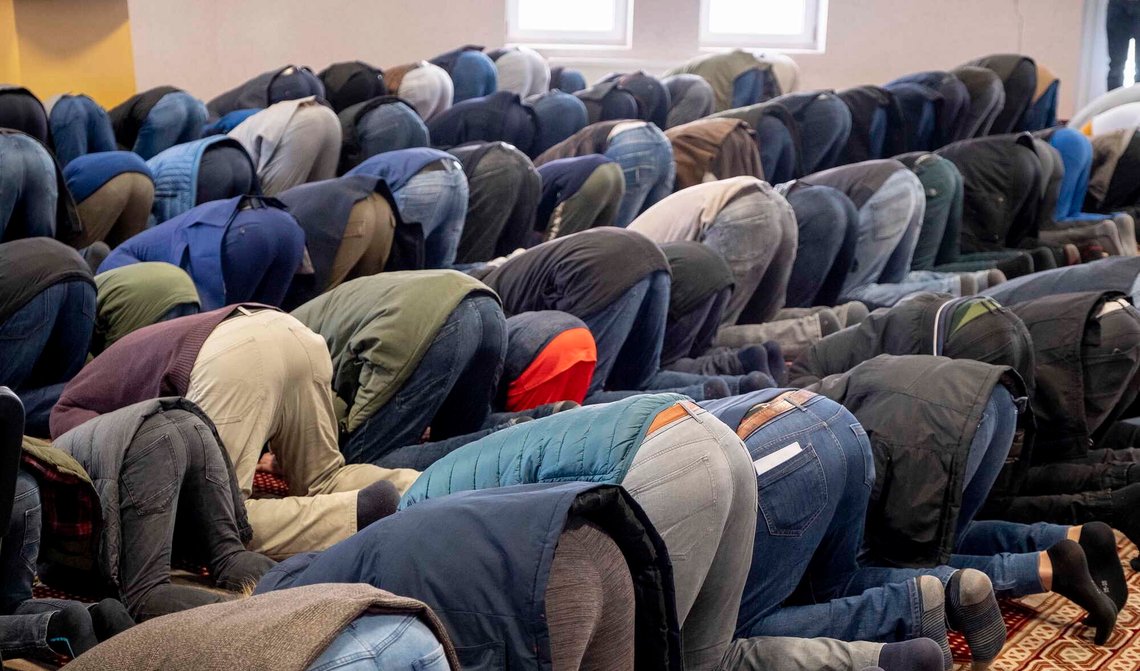 Muslimer deltar i fredagsbønn i Bail-Ul-Wahid-moskeen i Hanau i den tyske delstaten Hessen den 21. februar 2020. Foto: Michael Probst / AP / NTB. Muslimer deltar i fredagsbønn i Bail-Ul-Wahid-moskeen i Hanau i den tyske delstaten Hessen den 21. februar 2020. Foto: Michael Probst / AP / NTB.