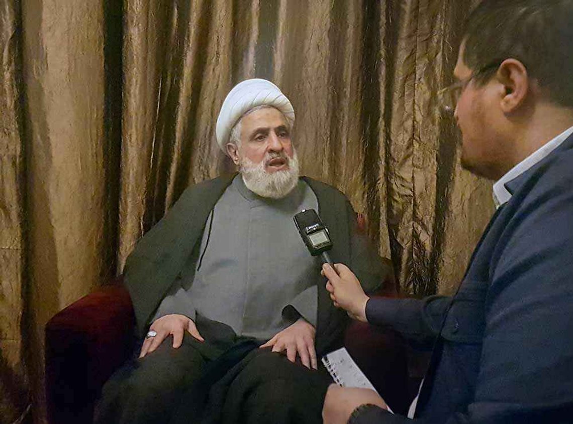 Naim Qassem anklager den libanesiske regjering for å være underlagt israelske ordre. Foto: al-vefagh.com CC BY 4.0 Naim Qassem anklager den libanesiske regjering for å være underlagt israelske ordre. Foto: al-vefagh.com CC BY 4.0
