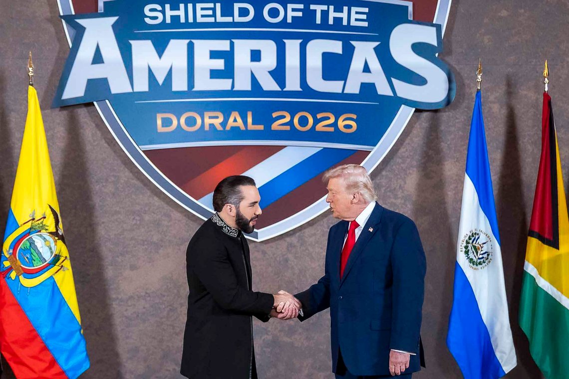 En håndsrekning til Donald Trumps migrasjonspolitikk? Nayib Bukele og Trump på Shield of the Americas. Foto: PresidenciaSV CC0 1.0 En håndsrekning til Donald Trumps migrasjonspolitikk? Nayib Bukele og Trump på Shield of the Americas. Foto: PresidenciaSV CC0 1.0