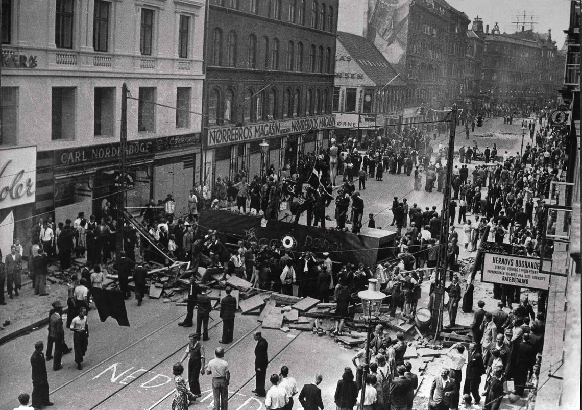 Også i 1944 var det demonstrasjoner i Nørrebro, København. Den gangen demonstrerte danskene mot den tyske okkupasjonsmakten. I dag demonstrerer de nye invasjonsstyrkene for å hylle Irans islamske diktator. Foto: Wikimedia Også i 1944 var det demonstrasjoner i Nørrebro, København. Den gangen demonstrerte danskene mot den tyske okkupasjonsmakten. I dag demonstrerer de nye invasjonsstyrkene for å hylle Irans islamske diktator. Foto: Wikimedia