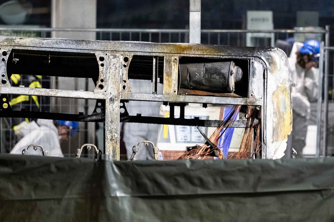 De nedbrente restene av bussen. Foto: Alessandro della Valle/Keystone via AP/ NTB De nedbrente restene av bussen. Foto: Alessandro della Valle/Keystone via AP/ NTB
