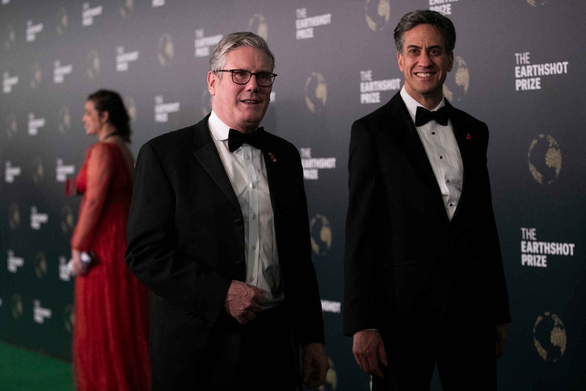Keir Starmer og Ed Miliband koser seg på utdelingen av Earthshot Prize i Rio de Janeiro, i forbindelse med klimatoppmøtet COP30 i Brasil i november. Foto: AP /Bruna Prado/ NTB Keir Starmer og Ed Miliband koser seg på utdelingen av Earthshot Prize i Rio de Janeiro, i forbindelse med klimatoppmøtet COP30 i Brasil i november. Foto: AP /Bruna Prado/ NTB