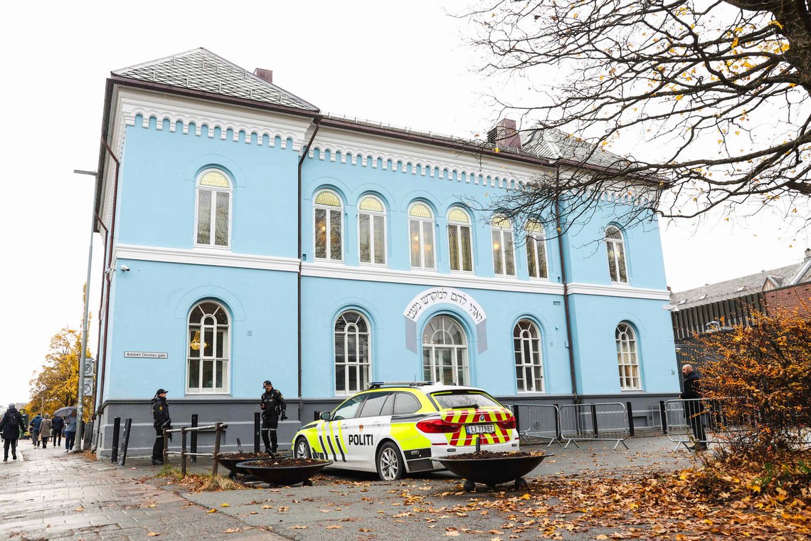 Synagogen i Trondheim ble innviet 13. oktober 1925. Den var lenge det nordligste jødiske gudshus i verden og er den nordligste synagogen i Europa i dag. Bildet er tatt i forbindelse med 100-årsjubileet i fjor. (Arkivfoto: Jan Langhaug / NTB) Synagogen i Trondheim ble innviet 13. oktober 1925. Den var lenge det nordligste jødiske gudshus i verden og er den nordligste synagogen i Europa i dag. Bildet er tatt i forbindelse med 100-årsjubileet i fjor. (Arkivfoto: Jan Langhaug / NTB)