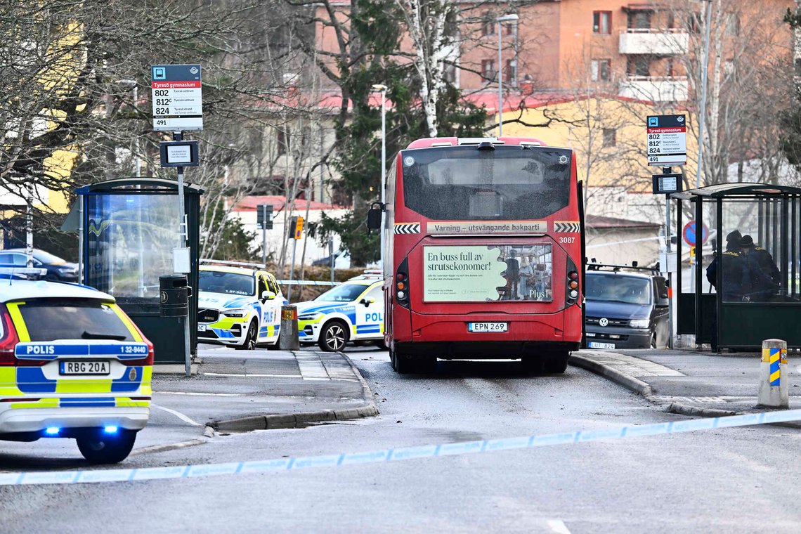 Politiet på stedet etter et varsel om at en person var blitt skutt på en buss i bydelen Bollmora i Tyresö. Foto: Henrik Montgomery, TT-NTB. Politiet på stedet etter et varsel om at en person var blitt skutt på en buss i bydelen Bollmora i Tyresö. Foto: Henrik Montgomery, TT-NTB.