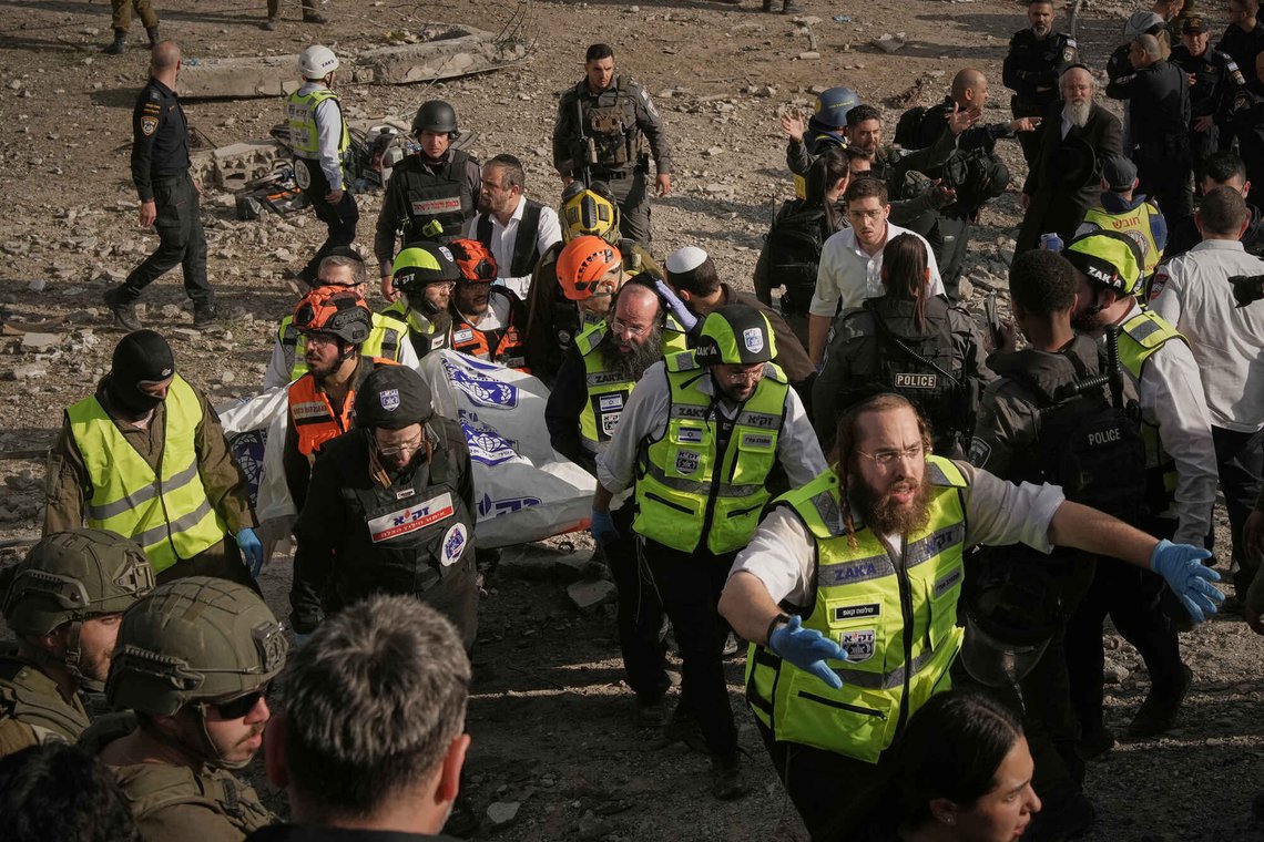 Redningsarbeidere og militært personell bærer liket av et offer fra åstedet hvor flere mennesker ble drept av et iransk rakettangrep i Beit Shemesh, Israel, søndag 1. mars 2026. (Foto: AP /Leo Correa/ NTB Redningsarbeidere og militært personell bærer liket av et offer fra åstedet hvor flere mennesker ble drept av et iransk rakettangrep i Beit Shemesh, Israel, søndag 1. mars 2026. (Foto: AP /Leo Correa/ NTB