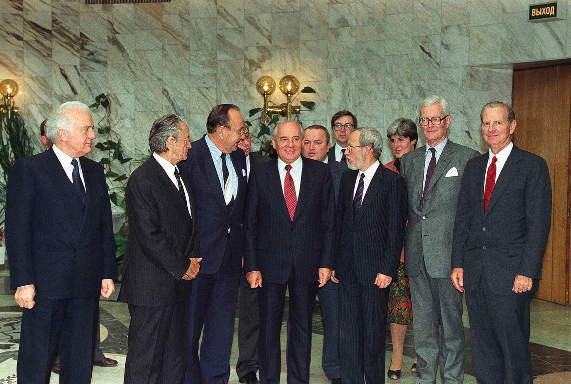 Sovjetunionens president Mikhail Gorbatsjov er omgitt av utenriksministrene Eduard Sjevardnadse fra Sovjetunionen, Roland Dumas fra Frankrike, Hans-Dietrich Genscher fra Vest-Tyskland, Lothar de Maizière fra Øst-Tyskland, Douglas Hurd fra Storbritannia og James Baker fra USA etter undertegningen av avtalen om Tysklands gjenforening i Moskva den 12. september 1990. Foto: Fritz Reiss / AP / NTB. Sovjetunionens president Mikhail Gorbatsjov er omgitt av utenriksministrene Eduard Sjevardnadse fra Sovjetunionen, Roland Dumas fra Frankrike, Hans-Dietrich Genscher fra Vest-Tyskland, Lothar de Maizière fra Øst-Tyskland, Douglas Hurd fra Storbritannia og James Baker fra USA etter undertegningen av avtalen om Tysklands gjenforening i Moskva den 12. september 1990. Foto: Fritz Reiss / AP / NTB.