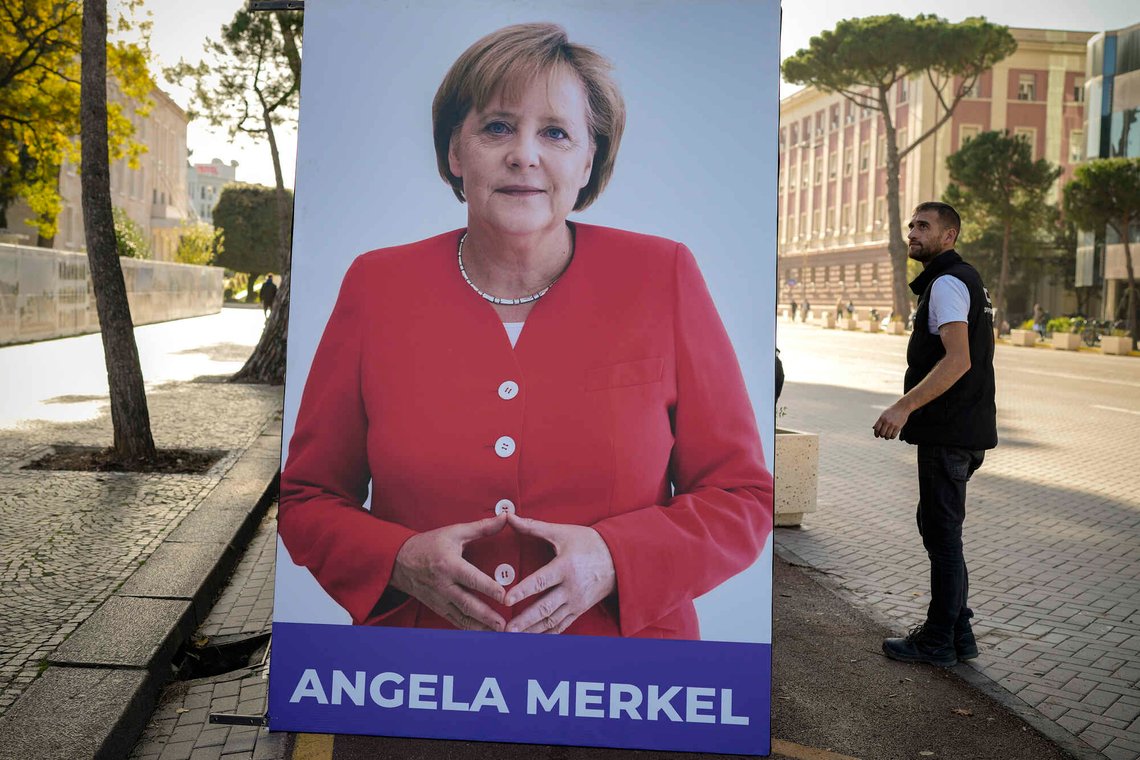 Er Angela Merkel en av vår tids verste landsforrædere? Foto: AP/Andreea Alexandru/NTB Er Angela Merkel en av vår tids verste landsforrædere? Foto: AP/Andreea Alexandru/NTB