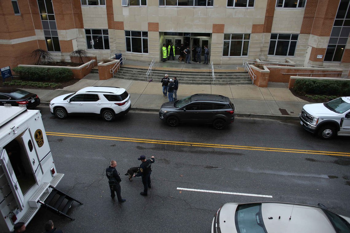 Politiet ankommer Old Dominion-universitetet i Virginia etter melding om skyting torsdag morgen. Skytteren og ett av skuddofrene er døde. Foto: John Clark / AP / NTB Politiet ankommer Old Dominion-universitetet i Virginia etter melding om skyting torsdag morgen. Skytteren og ett av skuddofrene er døde. Foto: John Clark / AP / NTB
